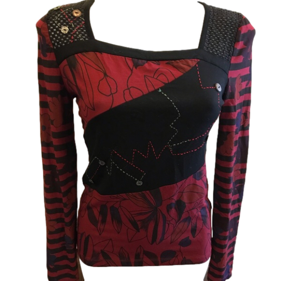 NWOT Tricotto Red Black Long Sleeve Design Top size Small