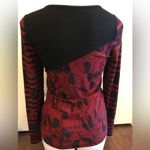NWOT Tricotto Red Black Long Sleeve Design Top size Small