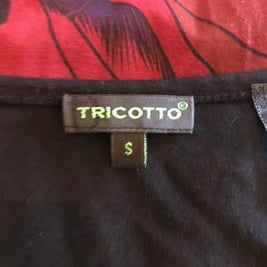NWOT Tricotto Red Black Long Sleeve Design Top size Small
